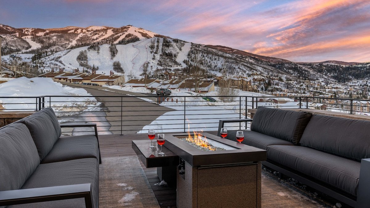 Stunning Views + Hot Tub – Monarch Retreat gallery image 4