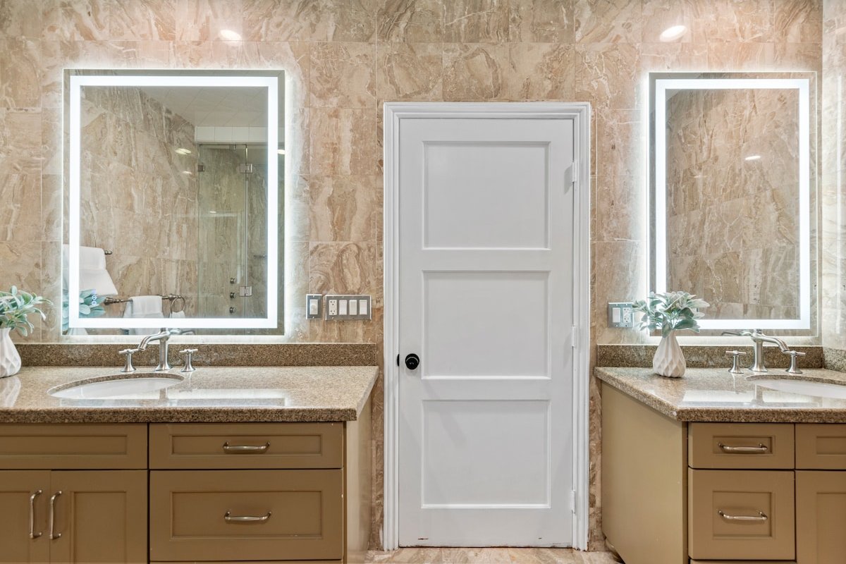 Chic and Spacious Home in Glendale gallery image 2