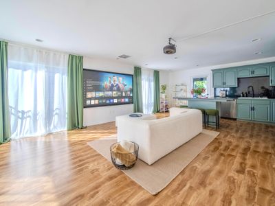 Steps to Beach | Private Rooftop| 100″Movie Screen