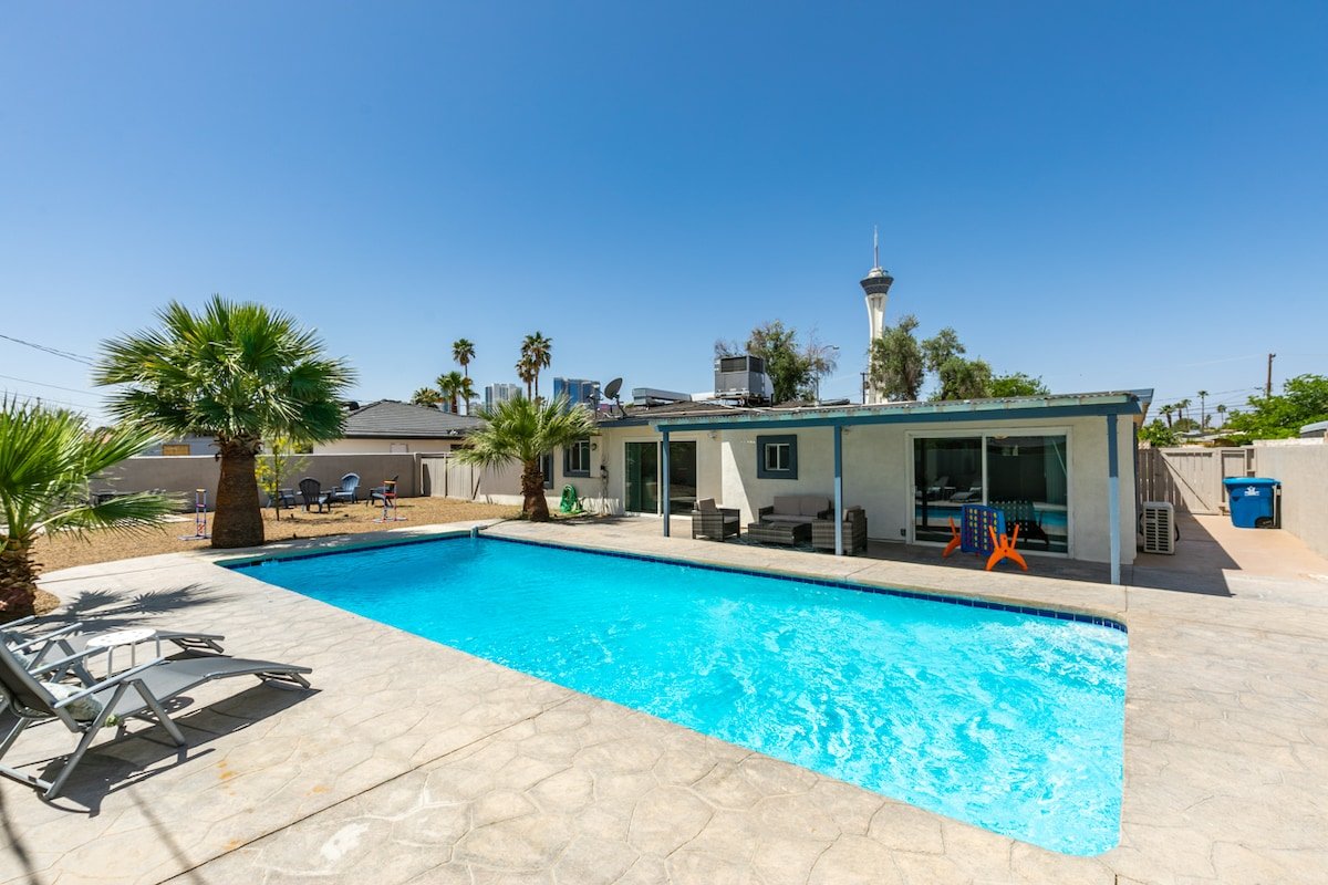 Cozy house with pool, 5 minute dr to the strip. gallery image 2