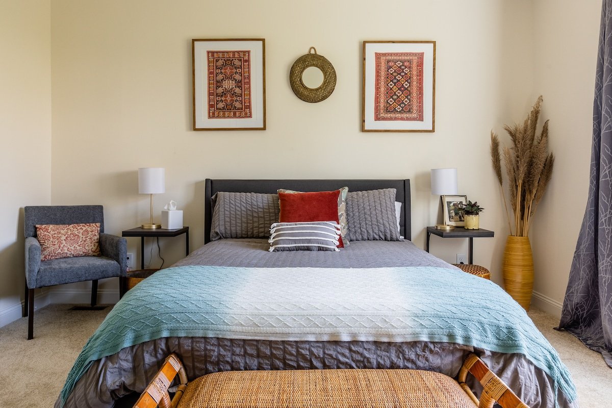 Spacious 4-Bedroom Arts & Crafts Home w/ Mtn Views gallery image 4