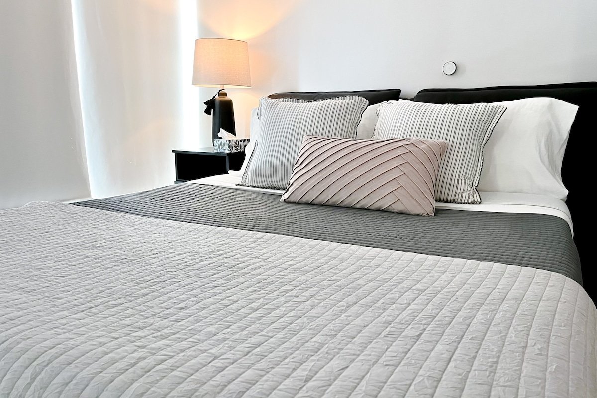 Luxury condo 2+2 /free parking on Bay Street gallery image 3