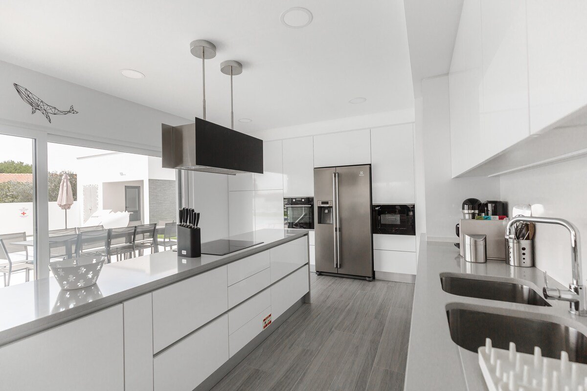 Chill House with private swimming pool gallery image 5