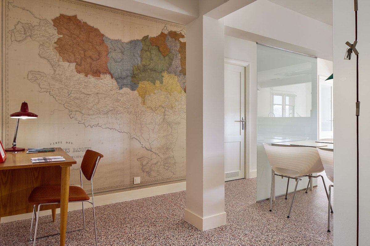 Fantastic Apartment Near The Beach. gallery image 3