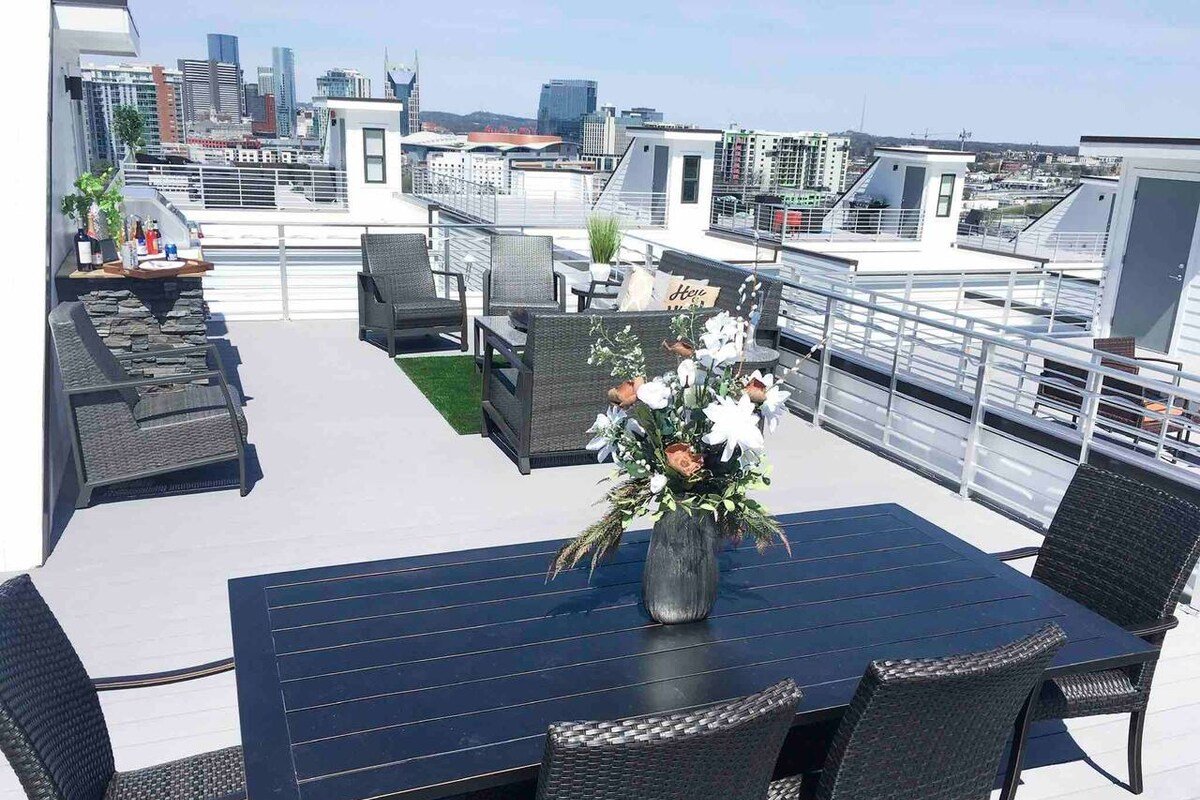 Luxury Gulch Home – 360 Views – Wet Bar Rooftop! gallery image 4