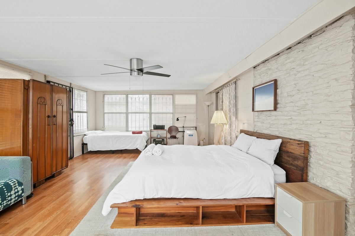 Huge 7 bed MCM House, Walk to Downtown! gallery image 4