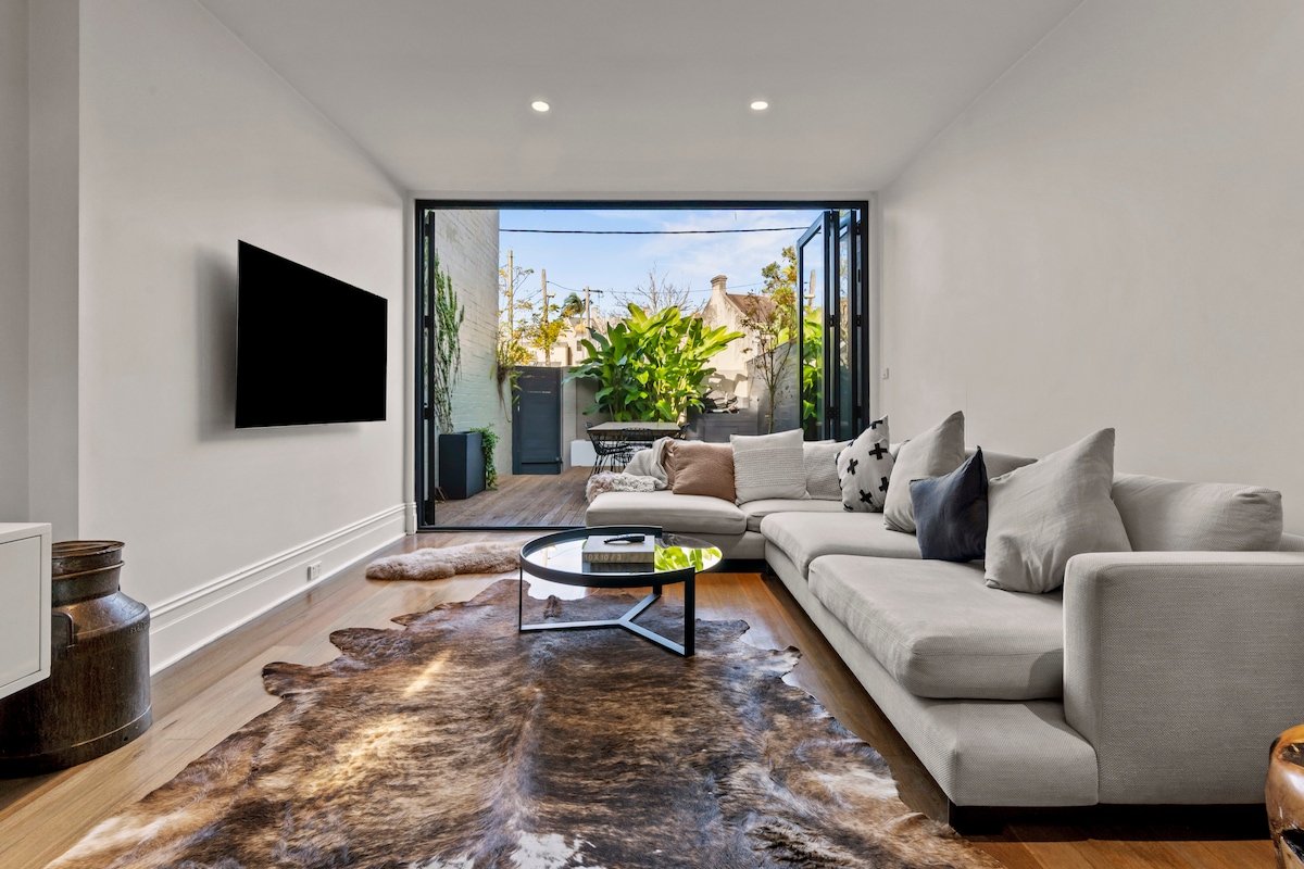 Darlo Dazzler – modern, light, comfy w AC + Deck gallery image 4