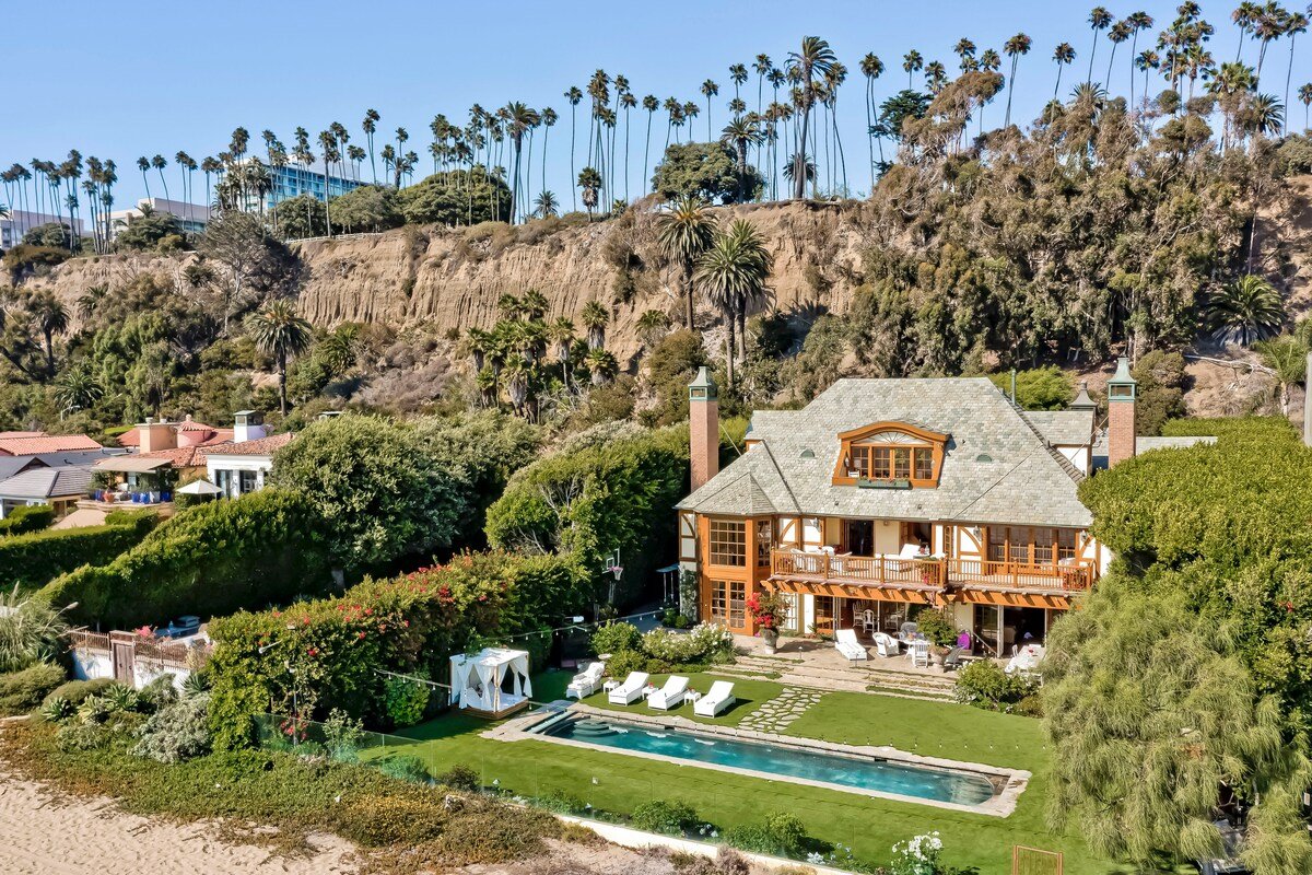 Oceanfront house on Santa Monica Beach with a pool gallery image 5