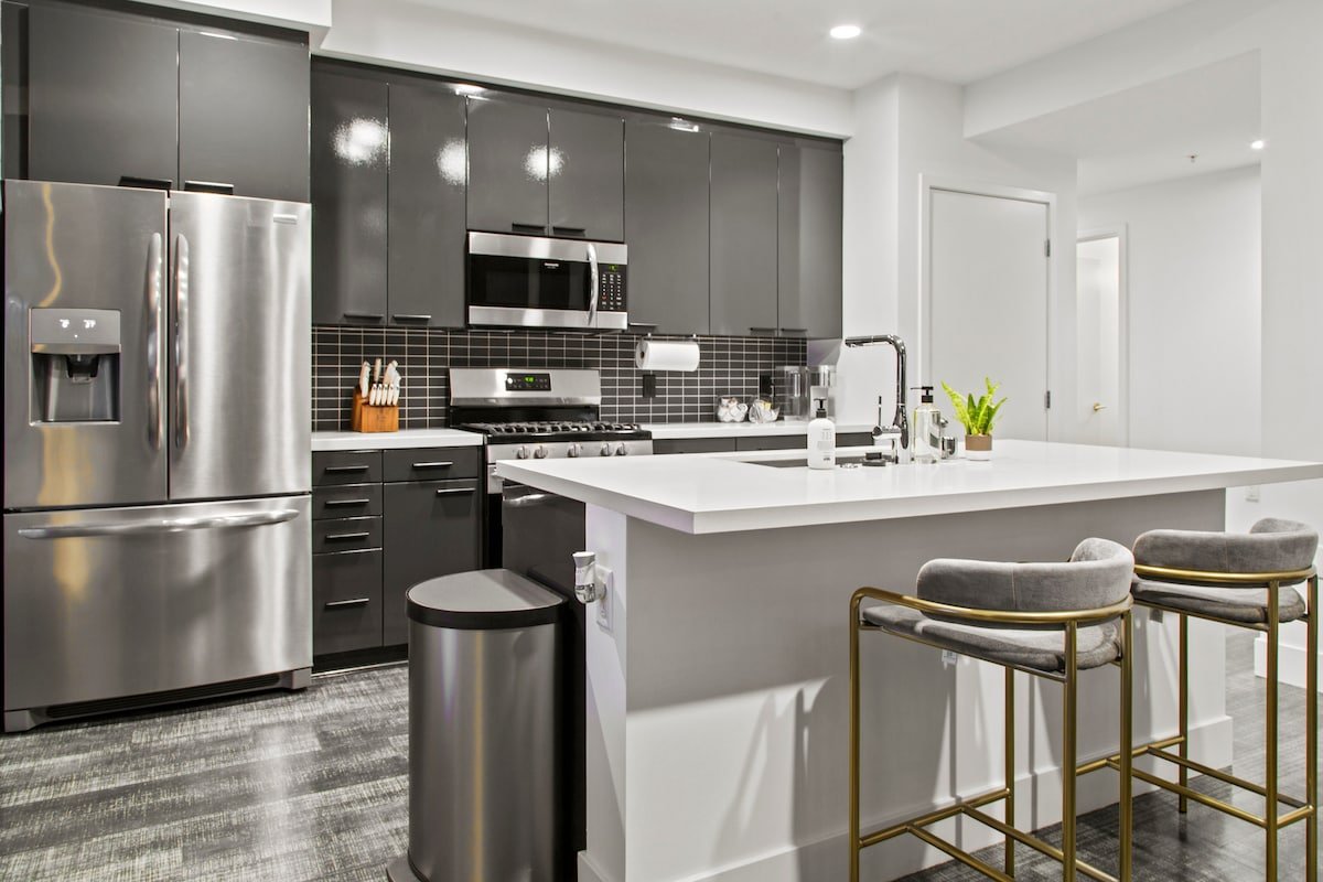 Corner High-Rise with Downtown Los Angeles Views gallery image 5