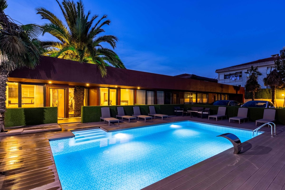 3 Bedroom Suite Balcony & Pool & Free Parking gallery image 5