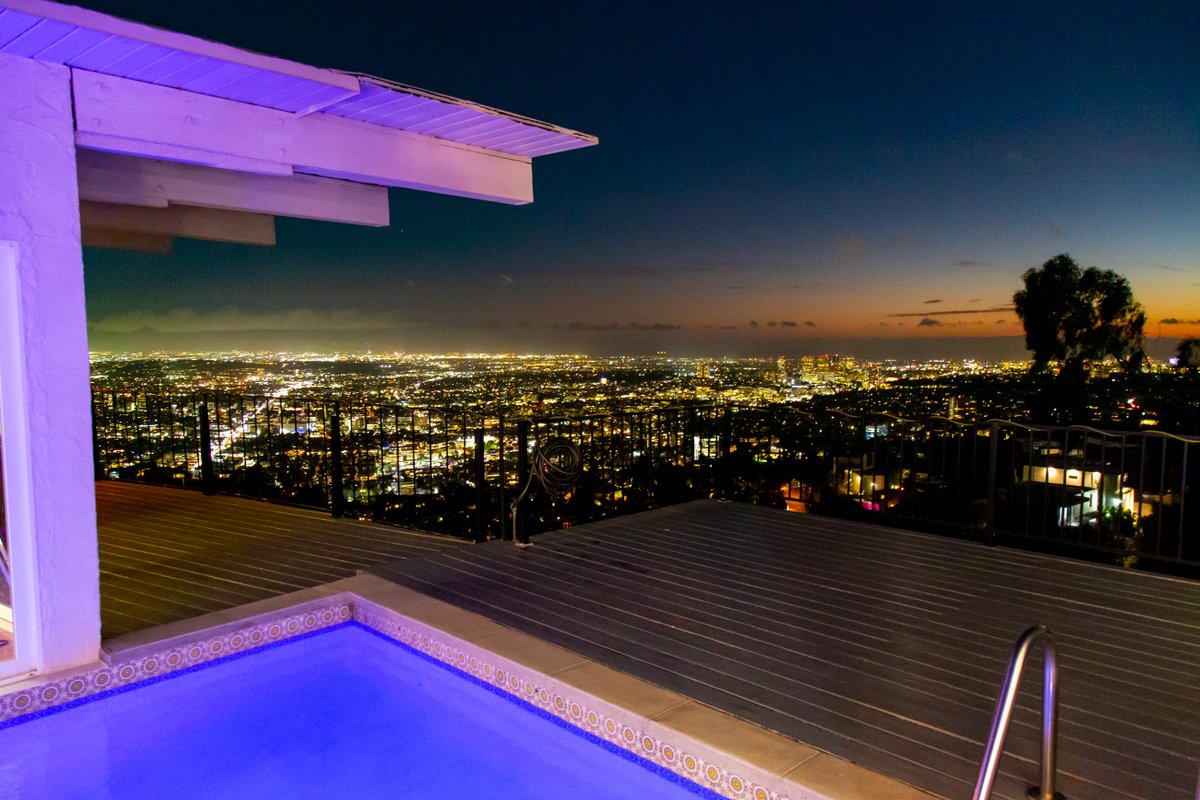 Hollywood Hills jetliner views among the stars