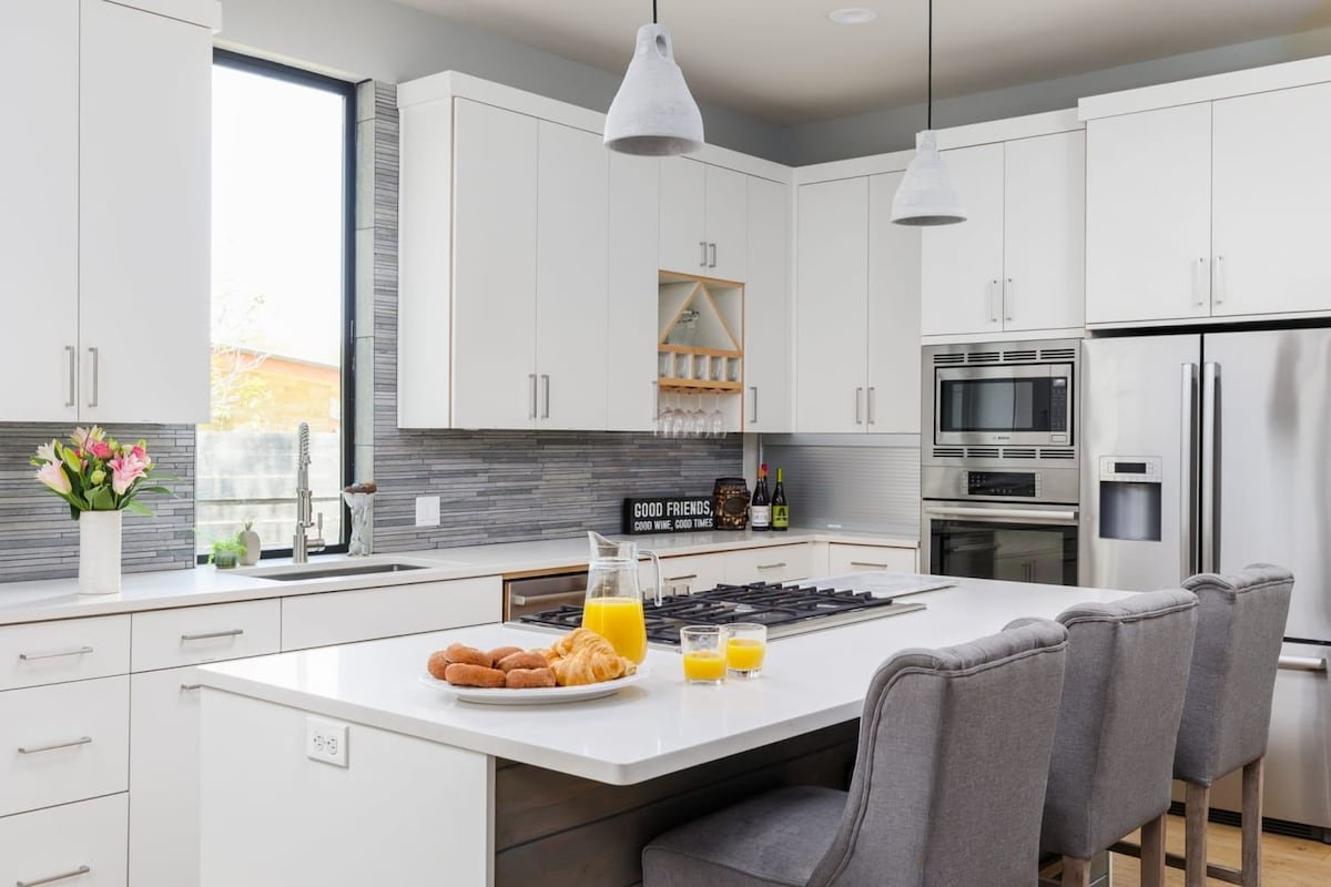 Free Parking, 3br Home, Piano – The Watson gallery image 5