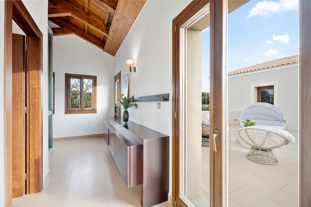 Luxurious Villa Liandri – 600 m² Resort gallery image 5