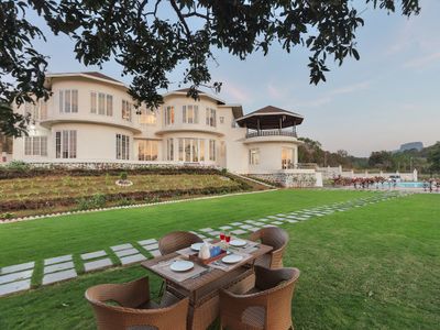 The White Castle, A Spacious 4-BDR Lakeside Villa