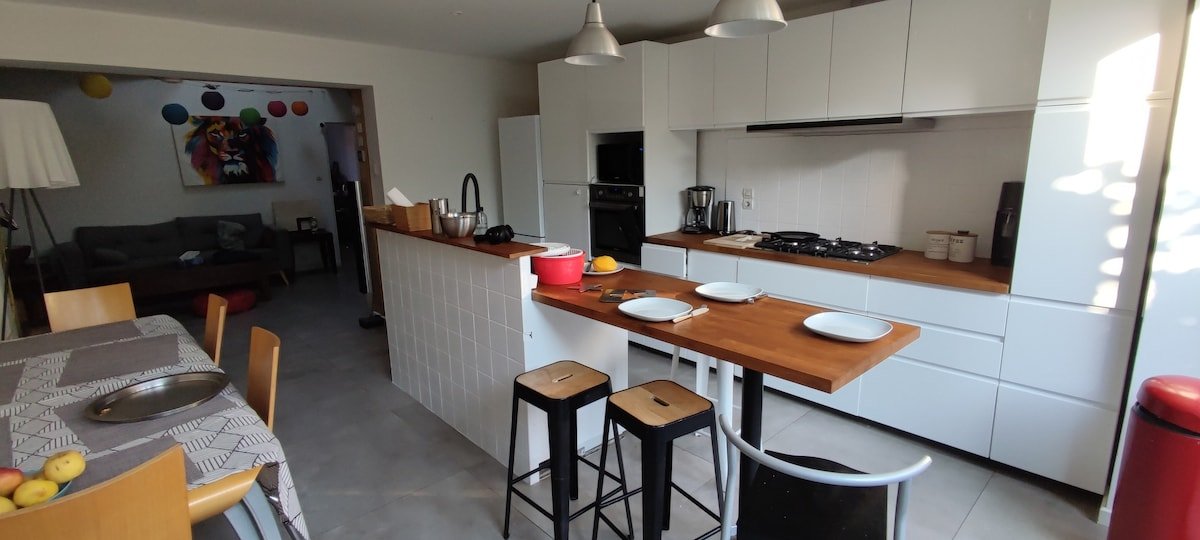 180 M2/4 lits/clim/tram/gare/parking option/filet gallery image 4