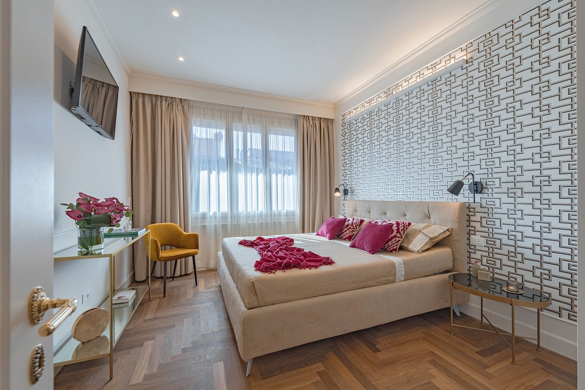 Dreams Over Ponte Vecchio-Luxury-View-5 Bedrooms gallery image 3