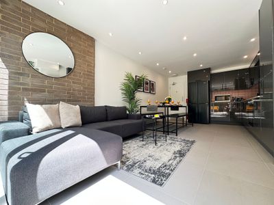 Modern 5-BR Featuring Private En Suites and TVs