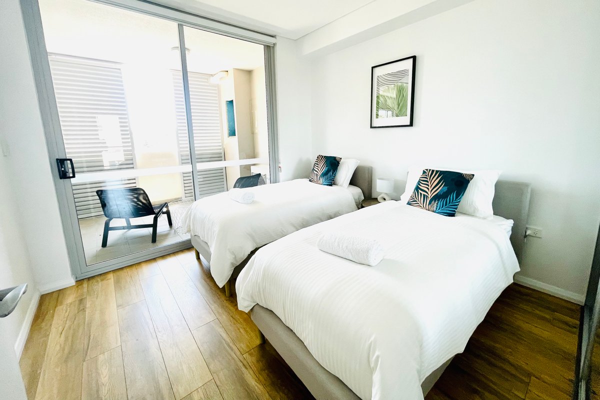 Amazing cityview 2 bedroom 2bath condo (Parking)