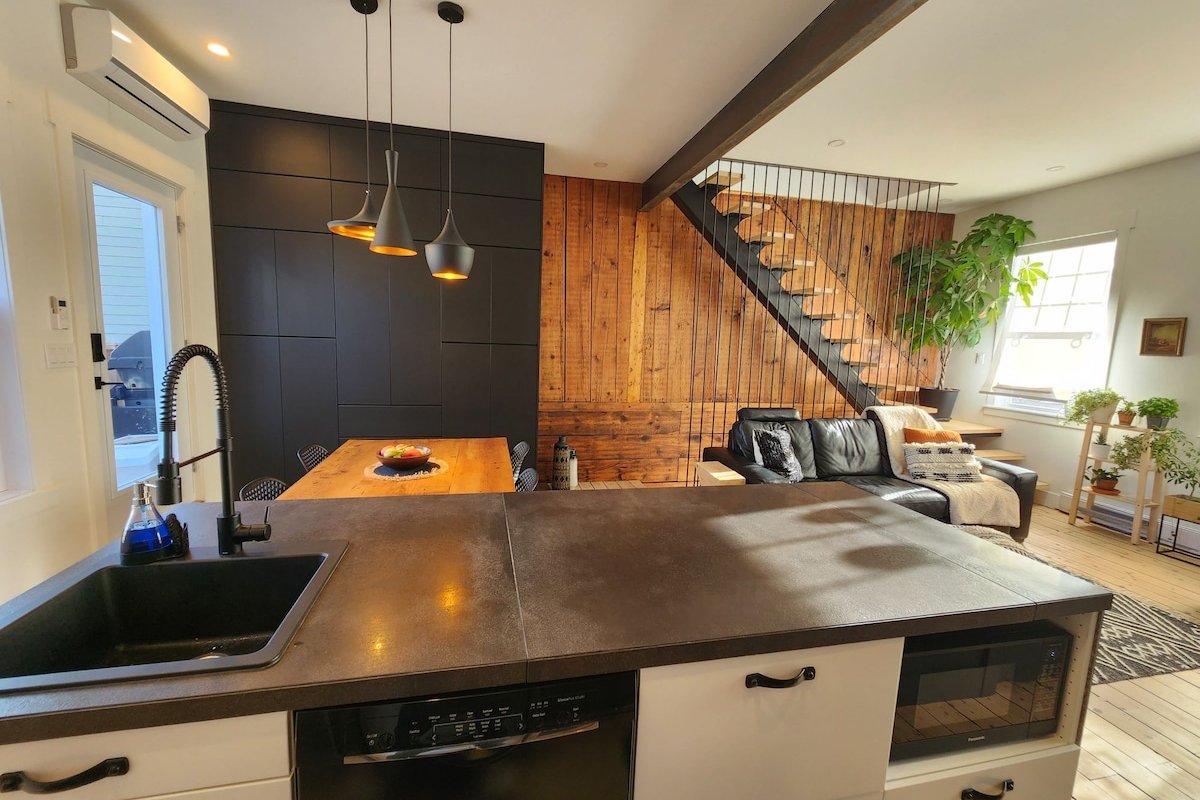 Appartement chaleureux avec foyer intérieur gallery image 4