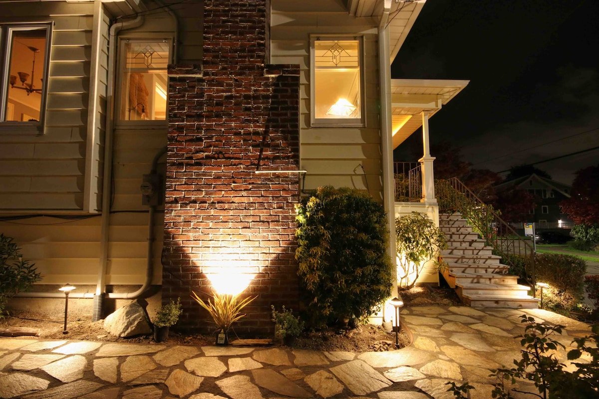 1926 Ballard • Sunset Hill • A/C • EV • Fireplace! gallery image 3