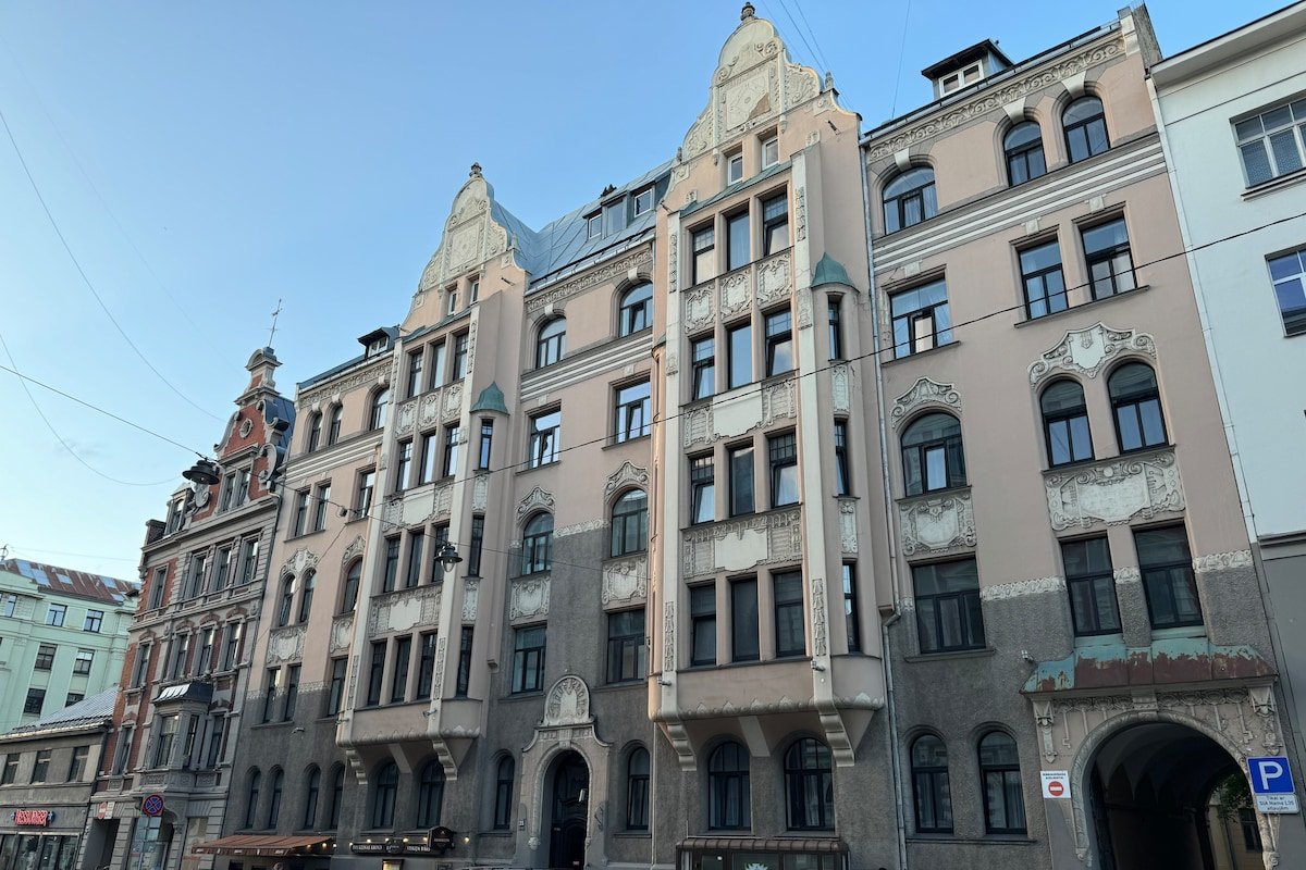 Beautiful, spacious, central 4BR gallery image 3