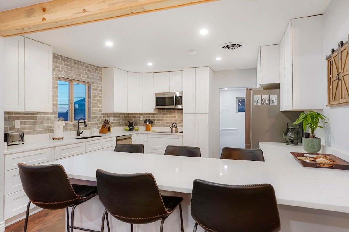 One of a Kind Home-HOT TUB & Pool Table-4 Mi to DT gallery image 3