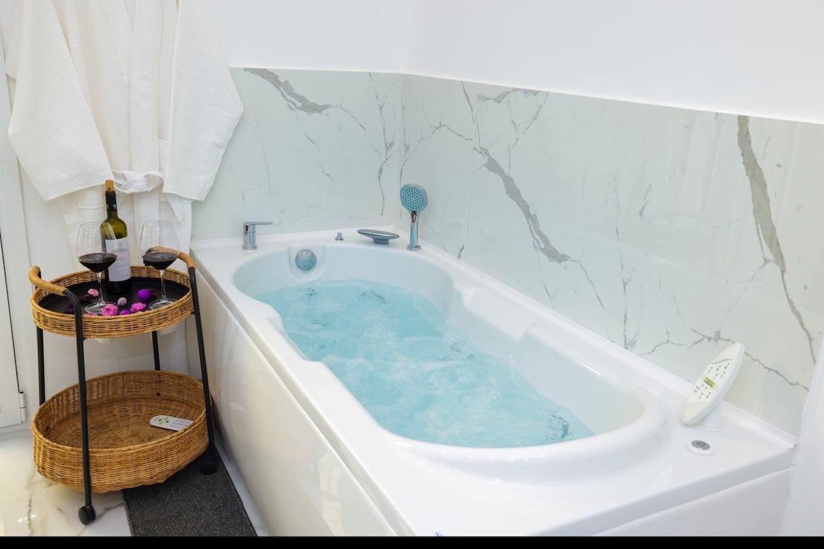 Apollo 2 bd jacuzzi suite gallery image 3