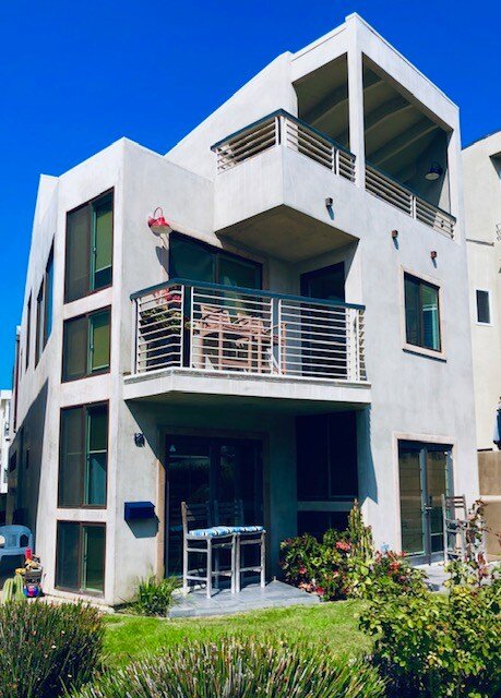 Rare 100 Block Manhattan Beach Walk-Street Home gallery image 4