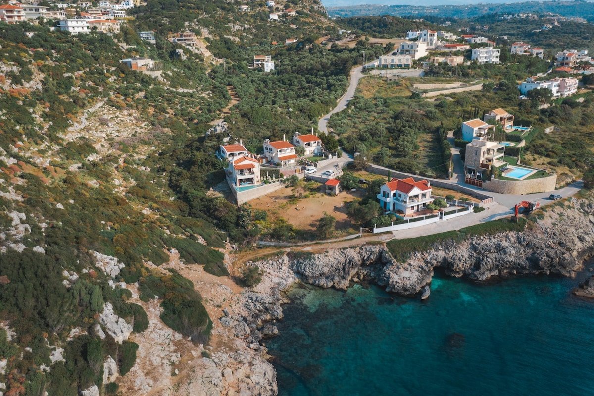 Beach front ★Heated Pool★Gym & Sauna★Walk to all gallery image 4