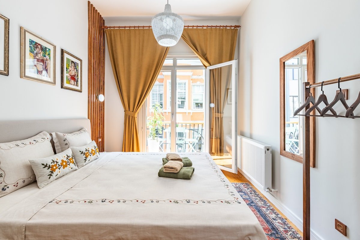 Artful Galata Gem: 4BR, 2BA, LR, Galata Tower View gallery image 5