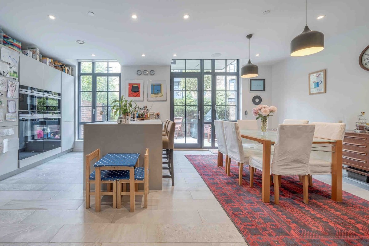 Lovely & quiet 4BR family home in Zone 1 gallery image 2