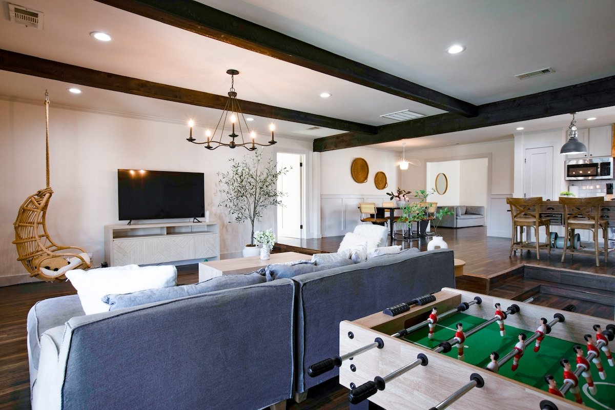 Upscale 3BR w/ Yard Games + Heated Pool + Hot Tub gallery image 4