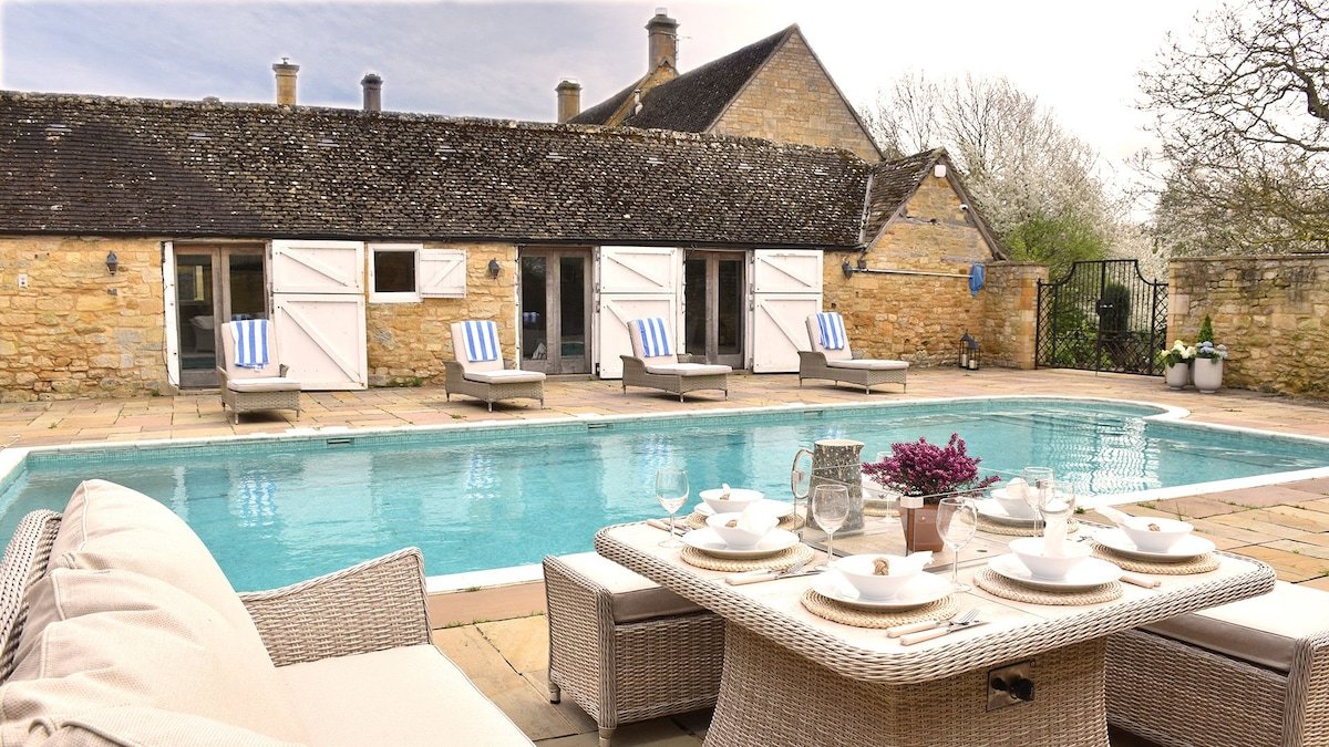 Foxholme Manor, with swimming pool near Broadway