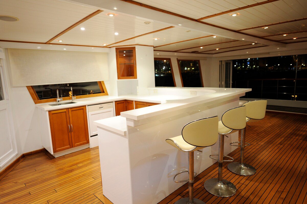 Spacious Houseboat – Whole Boat – Near Soho East gallery image 5