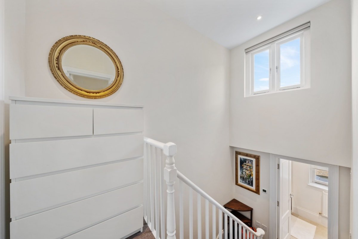 3 bedroom Chelsea townhouse with patio gallery image 4