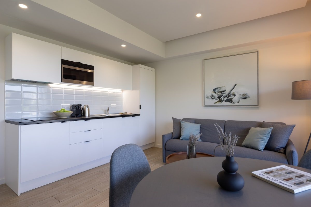 Superior 2BD apartment, balcony & Areos Park view gallery image 3