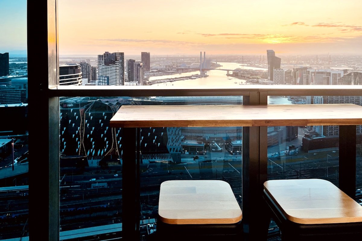 Spectacular Views from 39 Floors Up. Corner Block. gallery image 5