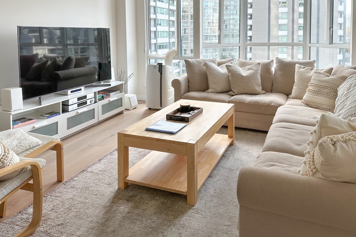 Modern 2BD/2BA Retreat on Robson + Parking gallery image 3