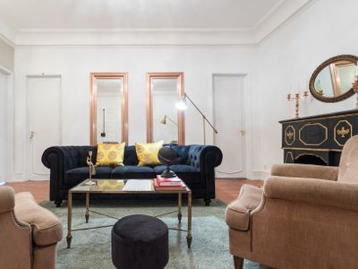 AMAZING 6 Rooms Apartment in heart of Metropolis