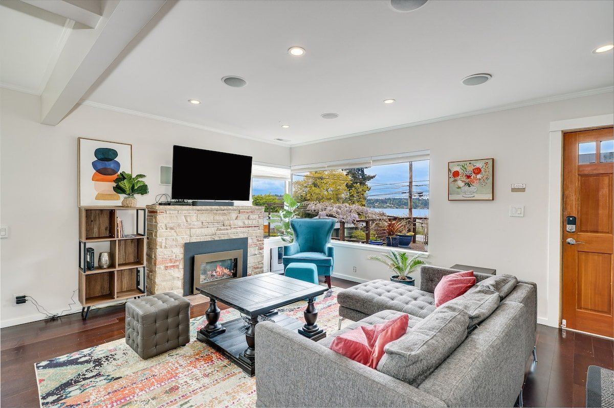 3 bd w/ Lake View – $0 Clean Fee gallery image 2