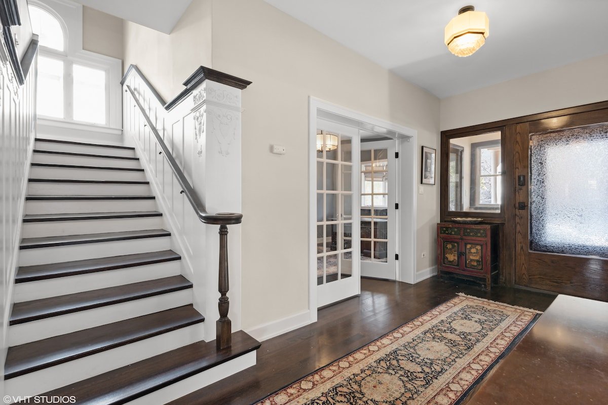 Edgewater Beach Home Steps to the Lake gallery image 4