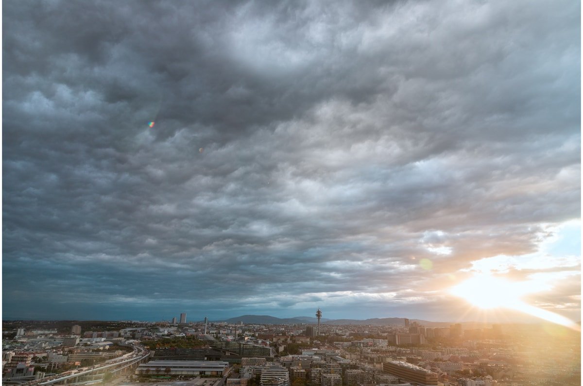 Lovely 2-Bedroom flat with rooftop pool & view gallery image 4