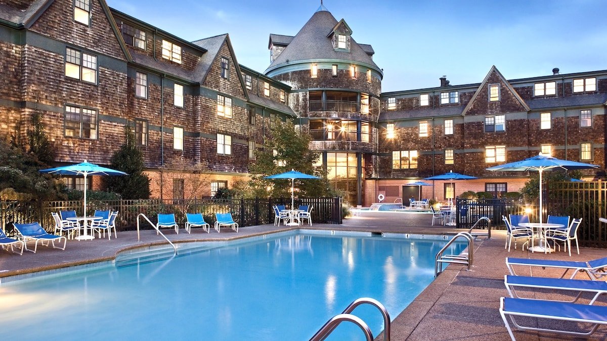 Gorgeous Condo w/ Indoor Pool in Downtown Newport gallery image 2