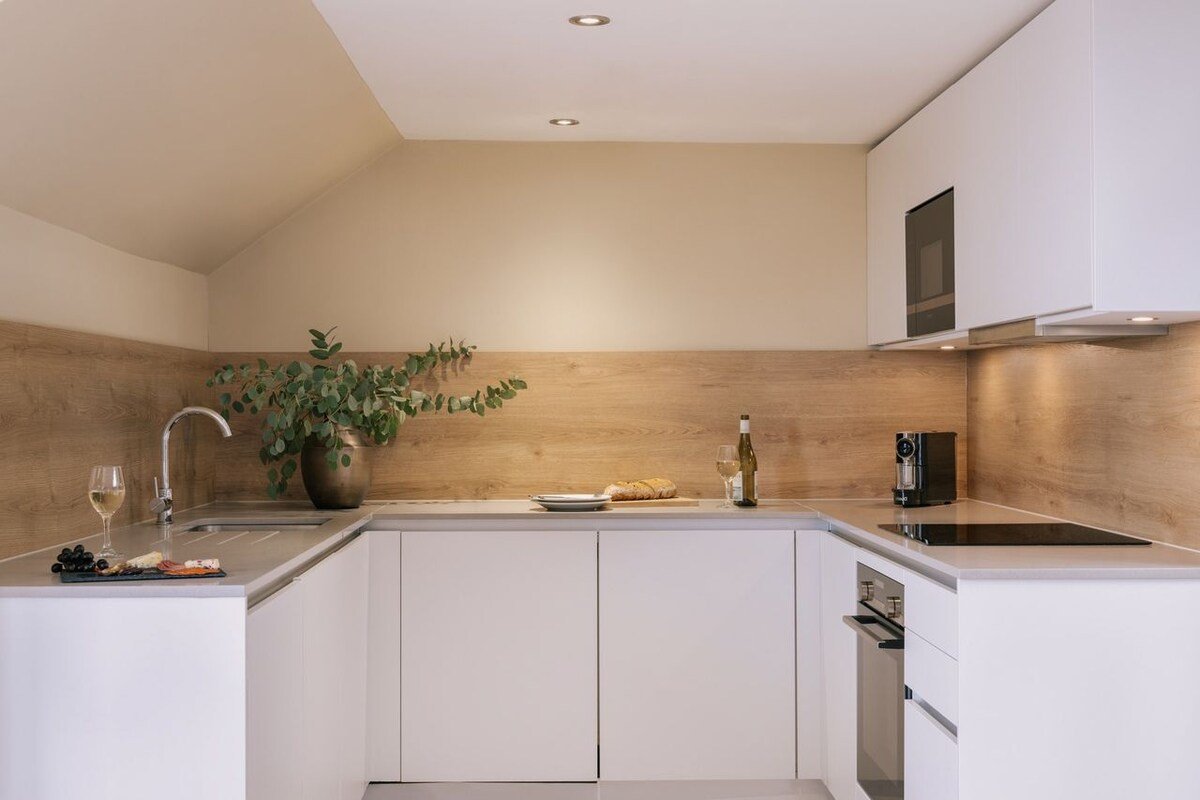 Sonder Royal Garden | Superior 2BR w/ Garden View gallery image 4