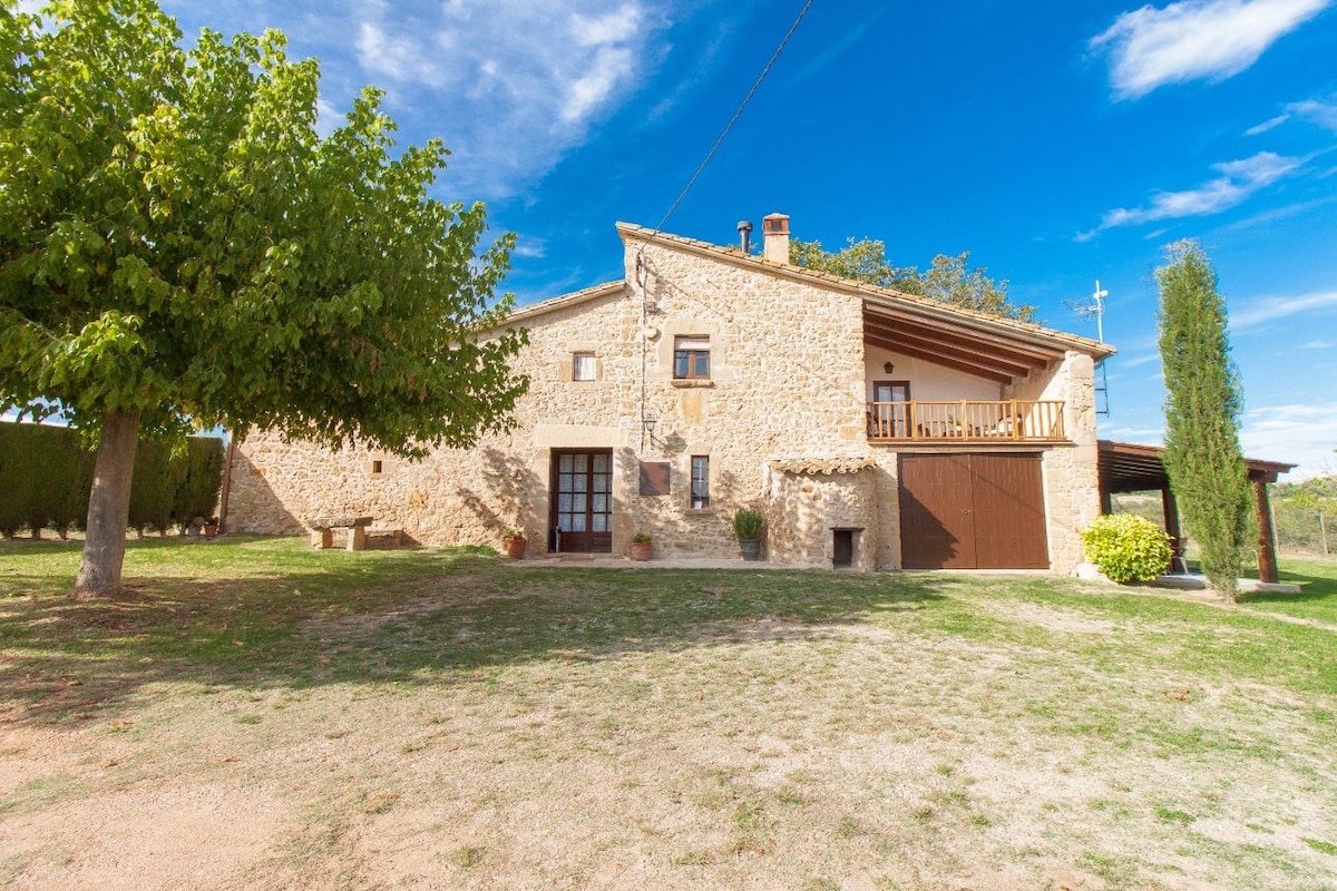 Masía de piedra con enorme jardín y piscina gallery image 2