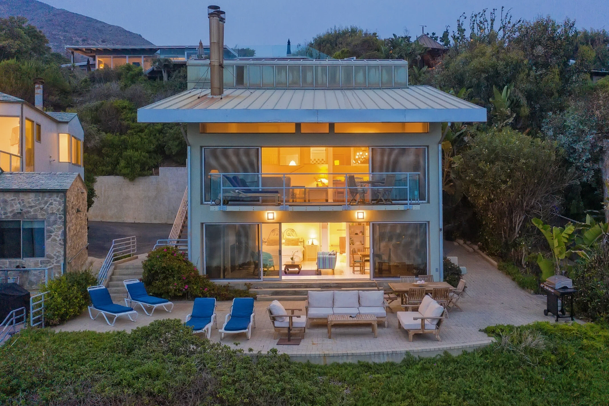 Amazing ocean front house on beach (6 guests MAX!)