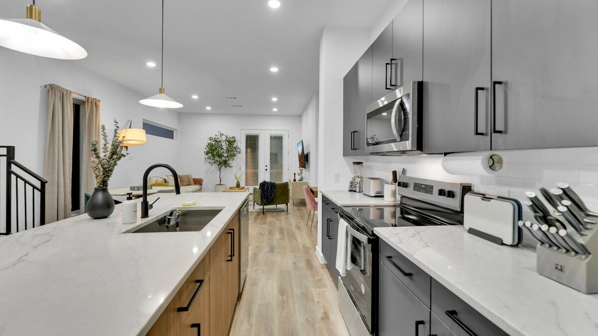 Luxury 3BR Hot Tub, Game Room, Near Downtown gallery image 3