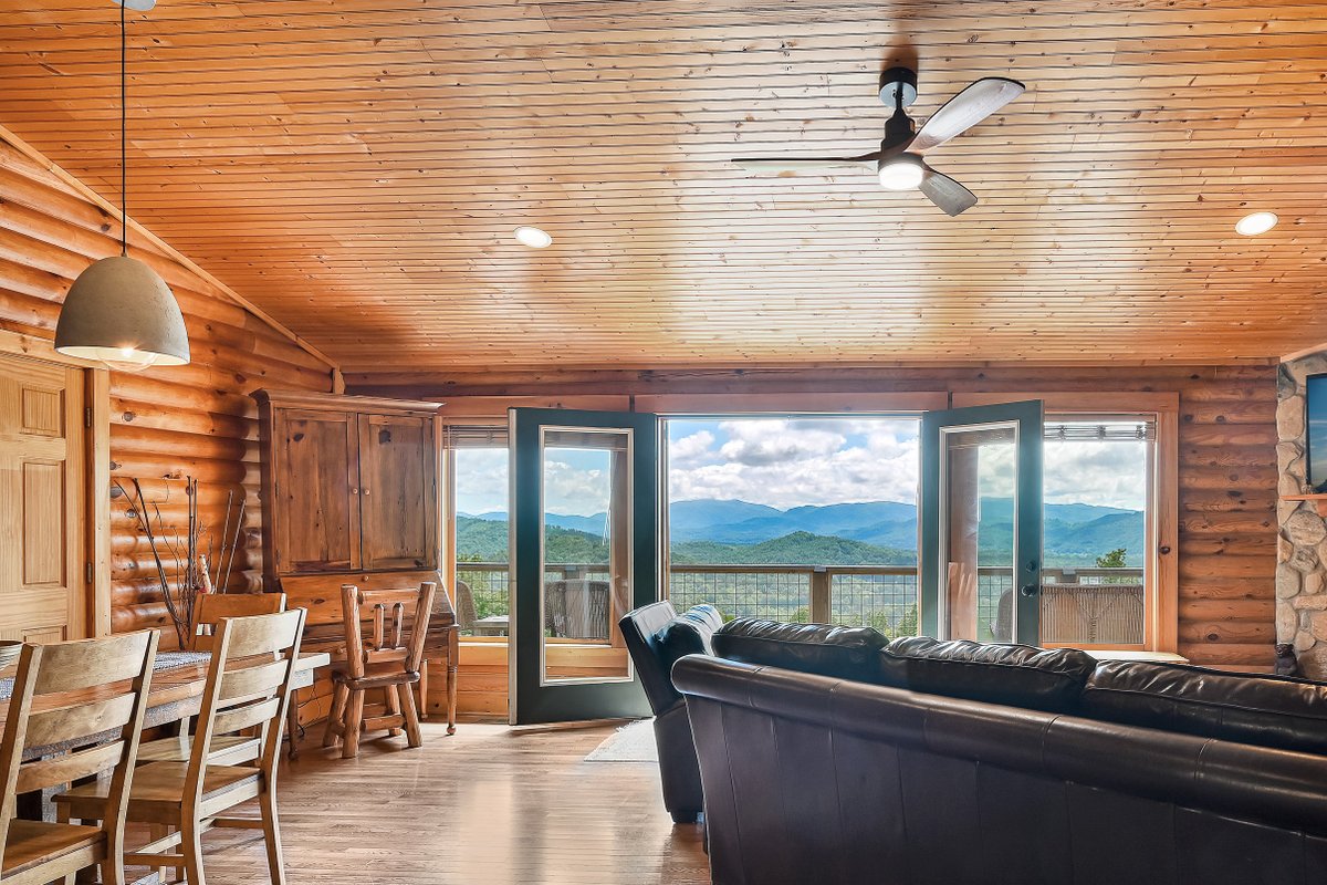 Cozy, Mountaintop Log Cabin w/Epic Views*Hot Tub
