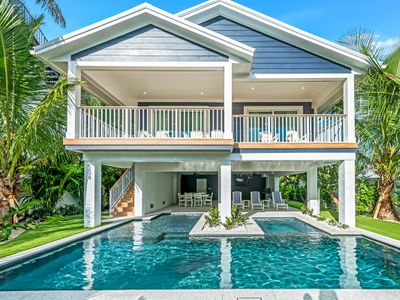 Luxury Home with Pool and Putting Green! Close to