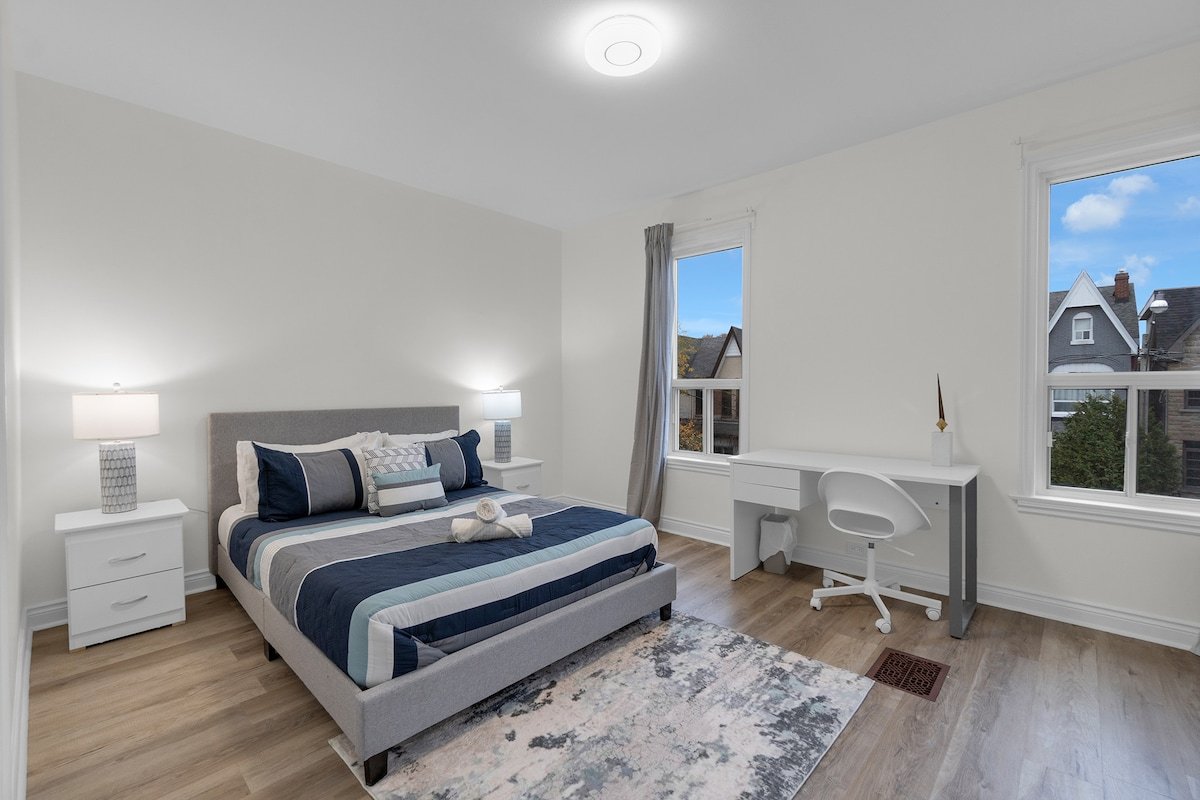 4BR – FREE Parking – Downtown – Little Italy gallery image 4